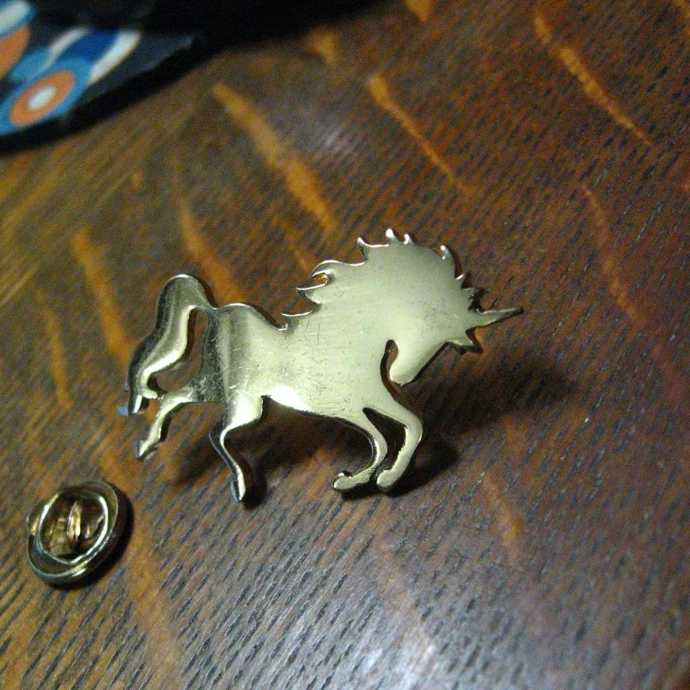 🦄 Gold Unicorn Magical Lapel Pin - Picture 2 of 4